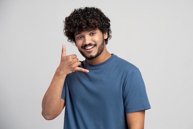 hombre, llevando, camiseta, el gesticular