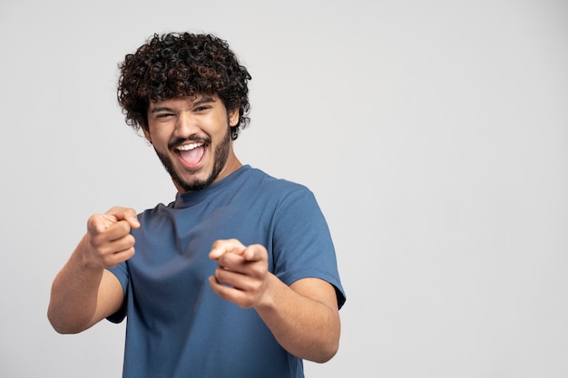 hombre, llevando, camiseta, el gesticular