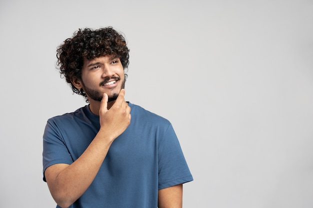 hombre, llevando, camiseta, el gesticular