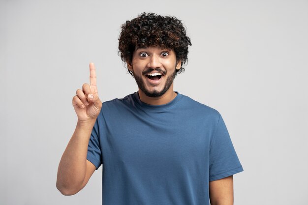 hombre, llevando, camiseta, el gesticular