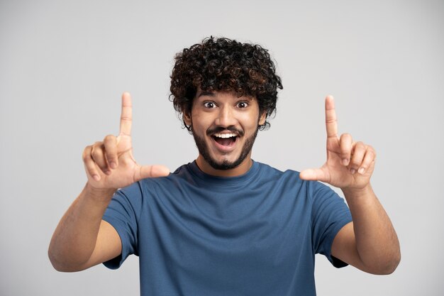 hombre, llevando, camiseta, el gesticular