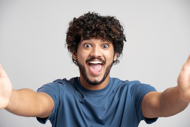 hombre, llevando, camiseta, el gesticular