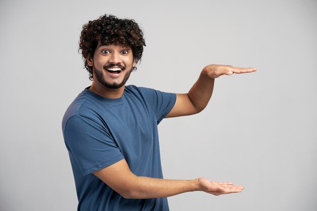 hombre, llevando, camiseta, el gesticular