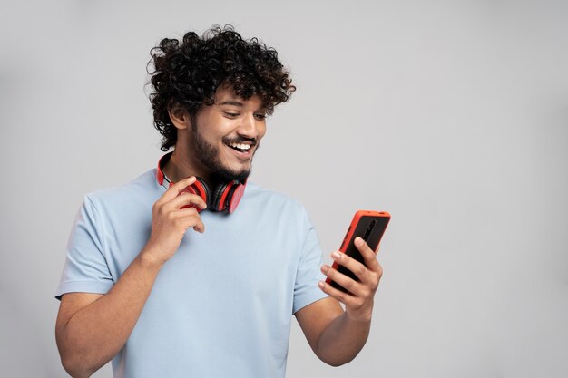 hombre, llevando, camiseta, el gesticular