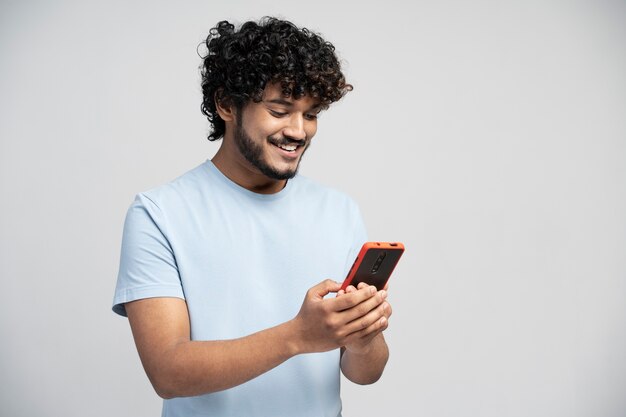 hombre, llevando, camiseta, el gesticular