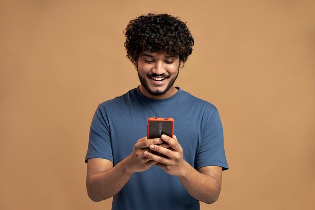 hombre, llevando, camiseta, el gesticular