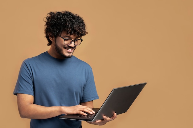 hombre, llevando, camiseta, el gesticular