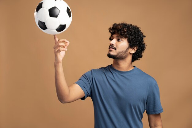 hombre, llevando, camiseta, el gesticular