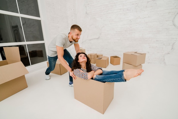 Hombre llevando a mujer en caja