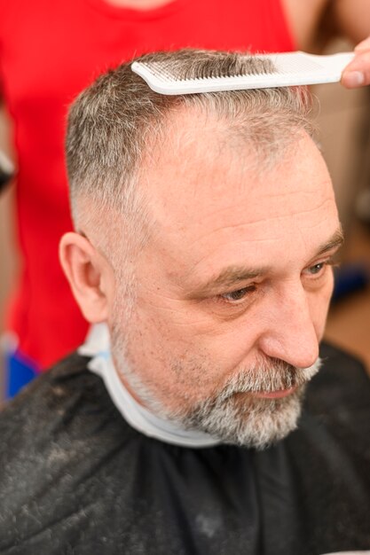 Hombre maduro cortarse el pelo