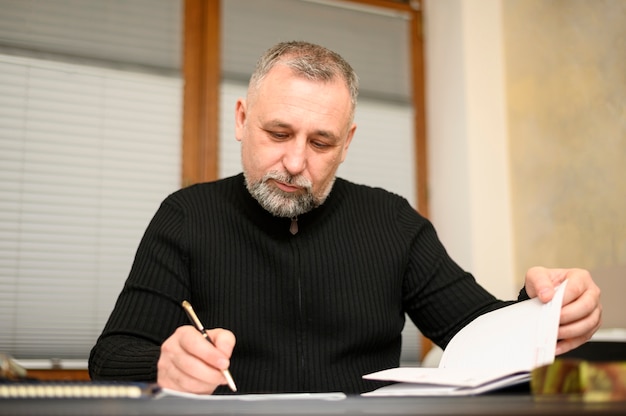 Hombre maduro escribiendo en un cuaderno