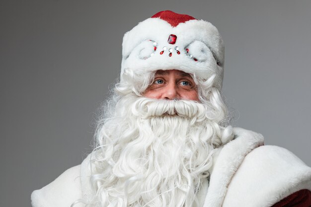 Hombre maduro con gorro de Papá Noel con barba gris y bigote