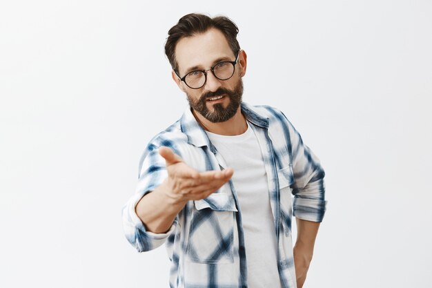 Hombre maduro guapo con barba posando