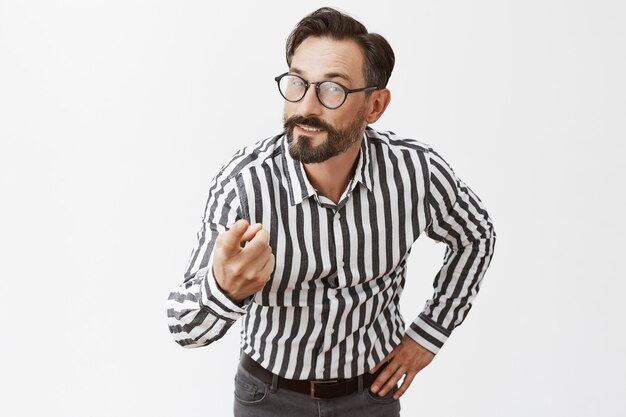 Hombre maduro guapo con barba posando