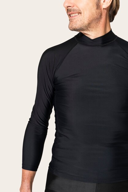 Hombre maduro en negro rash guard y pantalones cortos de moda de baño