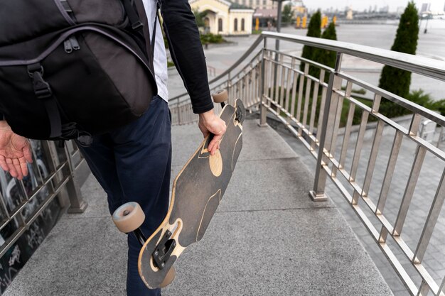 Hombre maduro con patineta de movilidad sostenible