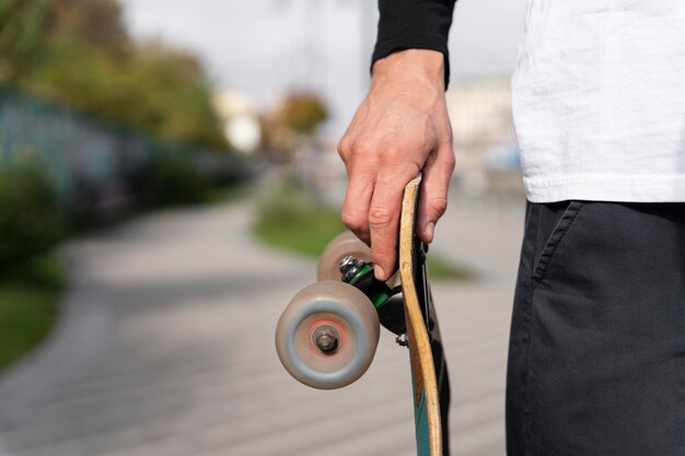 Hombre maduro con patineta de movilidad sostenible