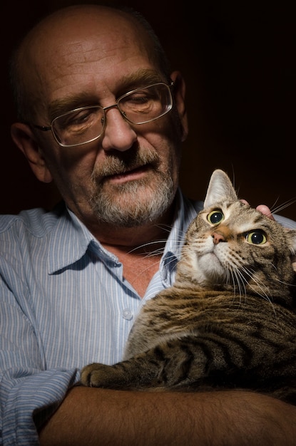Foto gratuita hombre maduro con su gato