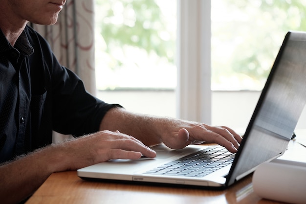 Foto gratuita hombre maduro usando laptop