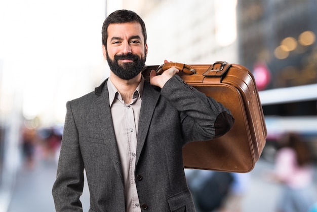 Hombre con un maletín