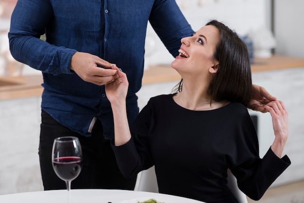 Foto gratuita hombre de la mano de su novia