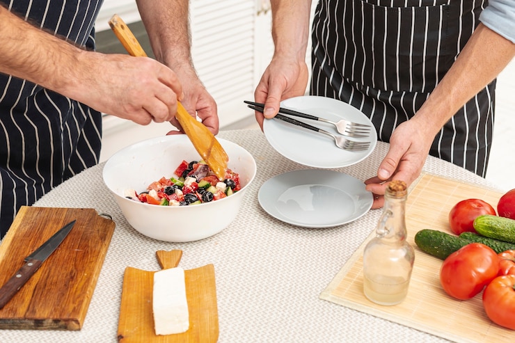 Foto gratuito hombre manos preparando deliciosa ensalada