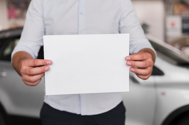 Foto gratuita hombre manos sosteniendo una tarjeta en blanco