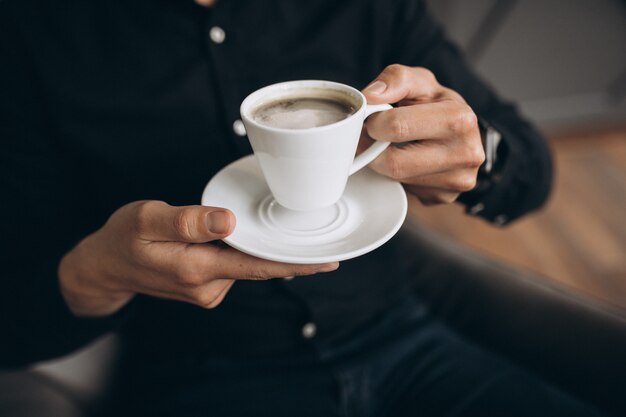 Hombre manos sosteniendo una taza de café