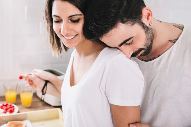 Foto gratuita hombre manteniendo la cabeza en el hombro de la mujer