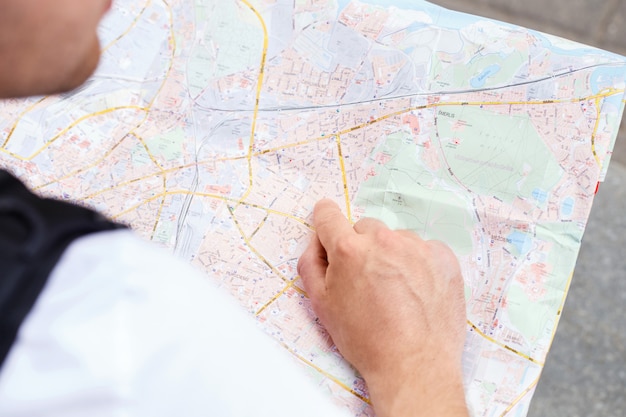 Hombre con mapa de la ciudad