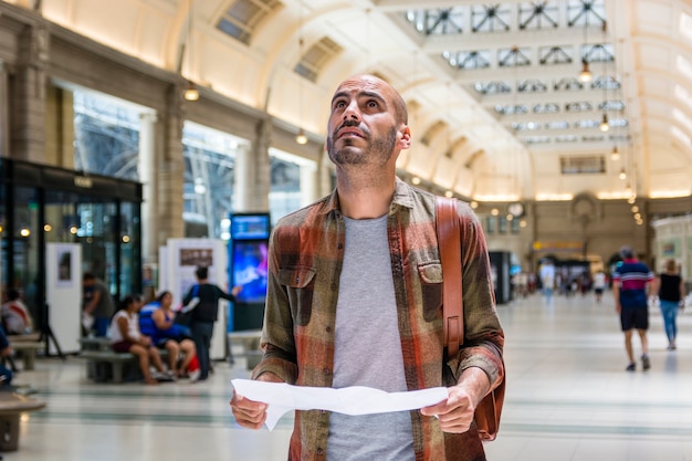 Hombre en el mapa de consultoría de metro