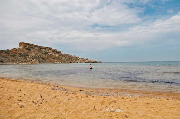 hombre en el mar, malta, mellieha