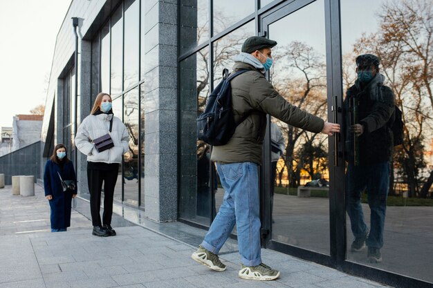 Hombre con máscara abriendo la puerta