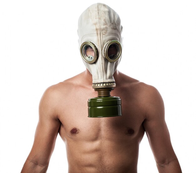 Hombre con máscara de gas