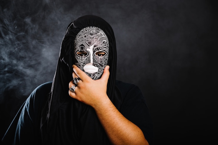 Foto gratuito hombre en la máscara de halloween que cubre la cara