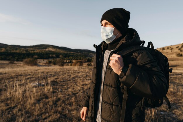 Hombre con máscara de tiro medio