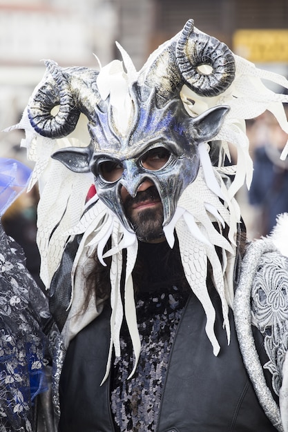 Hombre con una máscara tradicional de Venecia durante el carnaval de fama mundial