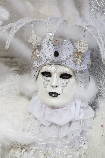 Hombre con una máscara tradicional de Venecia durante el carnaval de fama mundial