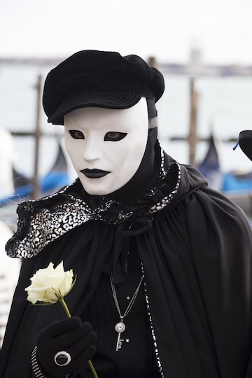 Alérgico Escarpado Corrupto Hombre con una máscara tradicional de venecia durante el carnaval de fama  mundial | Foto Gratis