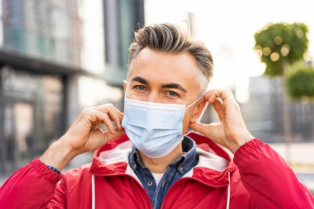 Hombre con mascarilla y concepto de distancia social