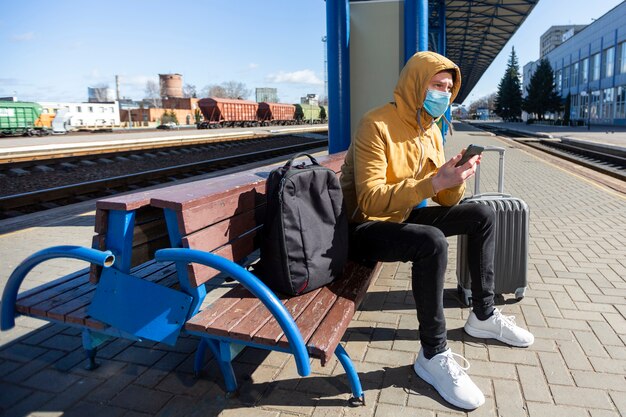 Hombre con mascarilla quirúrgica al aire libre