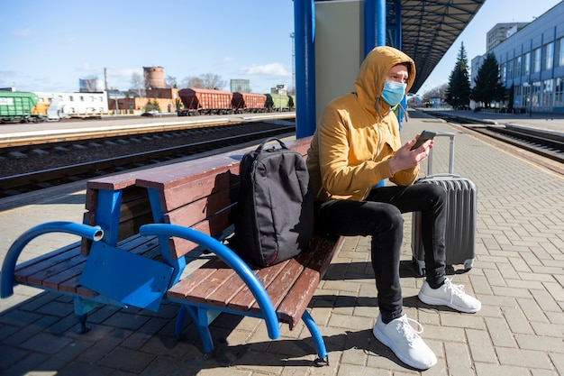 Hombre con mascarilla quirúrgica al aire libre