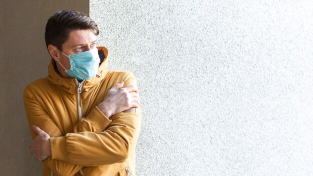 Hombre con mascarilla quirúrgica al aire libre