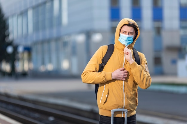 Foto gratuita hombre con mascarilla quirúrgica al aire libre