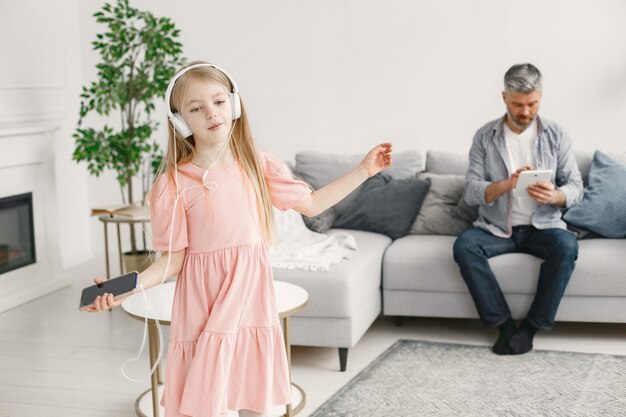 Hombre mayor, abuelo divirtiéndose y pasando tiempo junto con la niña, nieta. Concepto de estilo de vida de ancianos alegre.