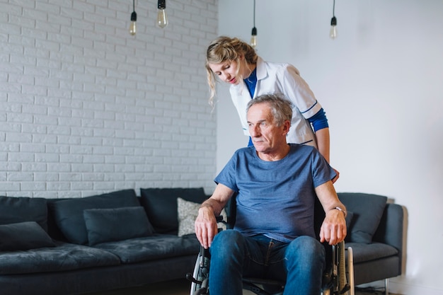 Foto gratuita hombre mayor en asilo de ancianos