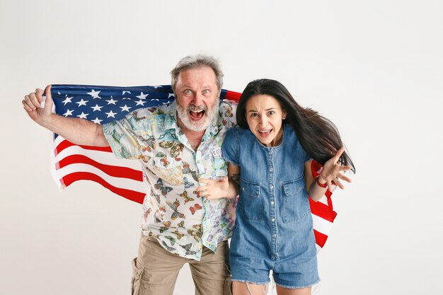 Hombre mayor con la bandera de Estados Unidos de América