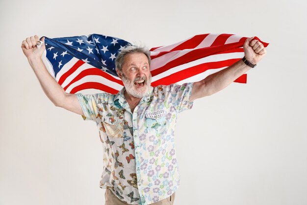 Hombre mayor con la bandera de Estados Unidos de América