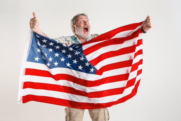 Hombre mayor con la bandera de Estados Unidos de América