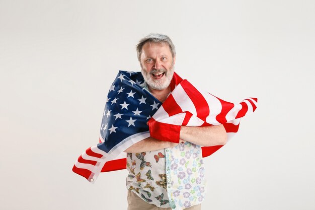 Hombre mayor con la bandera de Estados Unidos de América